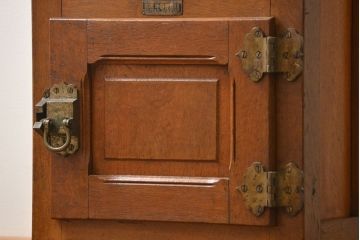 アンティーク家具　アンティーク かわいらしい　小さな変わり型冷蔵庫(収納棚)