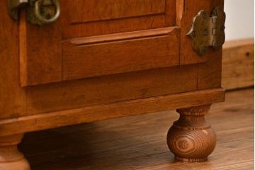 アンティーク家具　アンティーク かわいらしい　小さな変わり型冷蔵庫(収納棚)