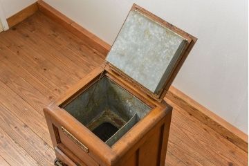 アンティーク家具　アンティーク かわいらしい　小さな変わり型冷蔵庫(収納棚)