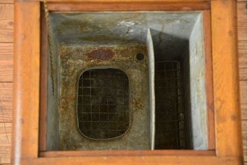 アンティーク家具　アンティーク かわいらしい　小さな変わり型冷蔵庫(収納棚)