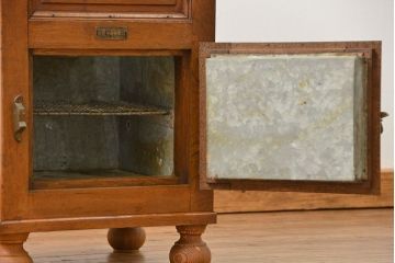 アンティーク家具　アンティーク かわいらしい　小さな変わり型冷蔵庫(収納棚)