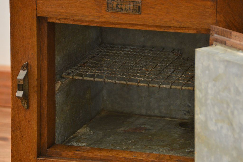 アンティーク家具　アンティーク かわいらしい　小さな変わり型冷蔵庫(収納棚)