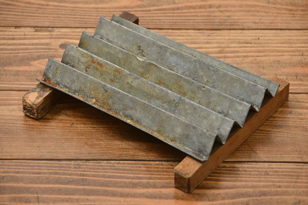 アンティーク家具　アンティーク かわいらしい　小さな変わり型冷蔵庫(収納棚)