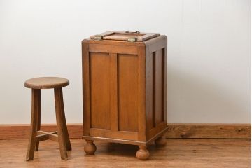 アンティーク家具　アンティーク かわいらしい　小さな変わり型冷蔵庫(収納棚)