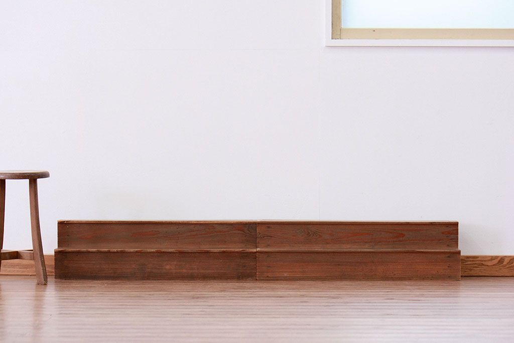 アンティーク家具　アンティーク 古い木味の簡素で小さな飾り棚　2個セット　(陳列棚)