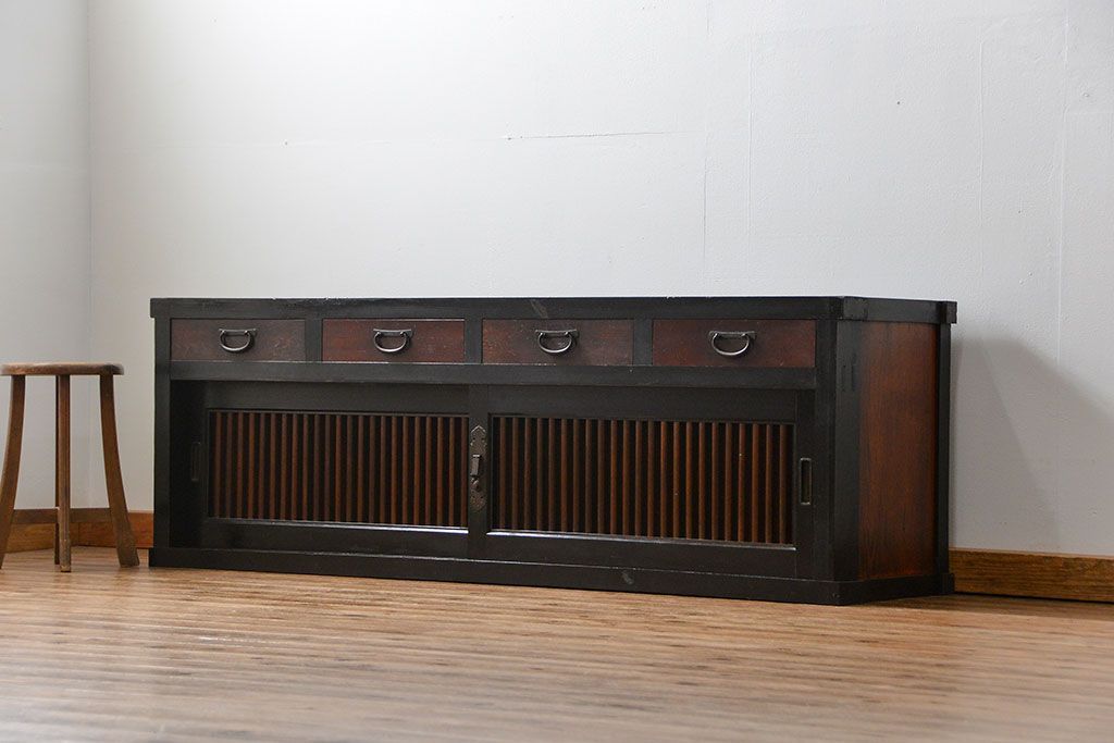 アンティーク家具　古民具・骨董 モダンな引き出し付き縦桟引き戸の重厚なローボード(テレビボード、水屋箪笥、テレビ台、キャビネット、収納棚)