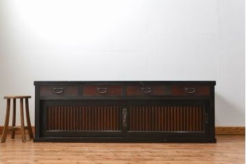 アンティーク家具　古民具・骨董 モダンな引き出し付き縦桟引き戸の重厚なローボード(テレビボード、水屋箪笥、テレビ台、キャビネット、収納棚)