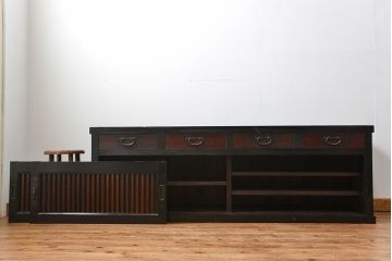 アンティーク家具　古民具・骨董 モダンな引き出し付き縦桟引き戸の重厚なローボード(テレビボード、水屋箪笥、テレビ台、キャビネット、収納棚)