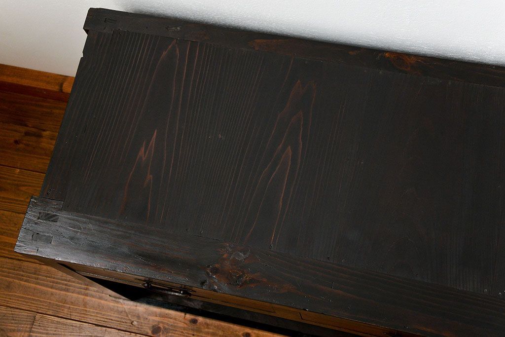 アンティーク家具　古民具・骨董 モダンな引き出し付き縦桟引き戸の重厚なローボード(テレビボード、水屋箪笥、テレビ台、キャビネット、収納棚)