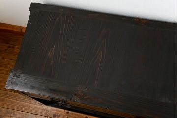 アンティーク家具　古民具・骨董 モダンな引き出し付き縦桟引き戸の重厚なローボード(テレビボード、水屋箪笥、テレビ台、キャビネット、収納棚)