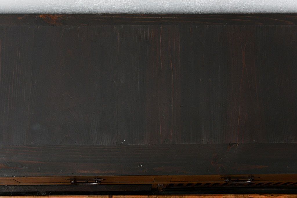 アンティーク家具　古民具・骨董 モダンな引き出し付き縦桟引き戸の重厚なローボード(テレビボード、水屋箪笥、テレビ台、キャビネット、収納棚)