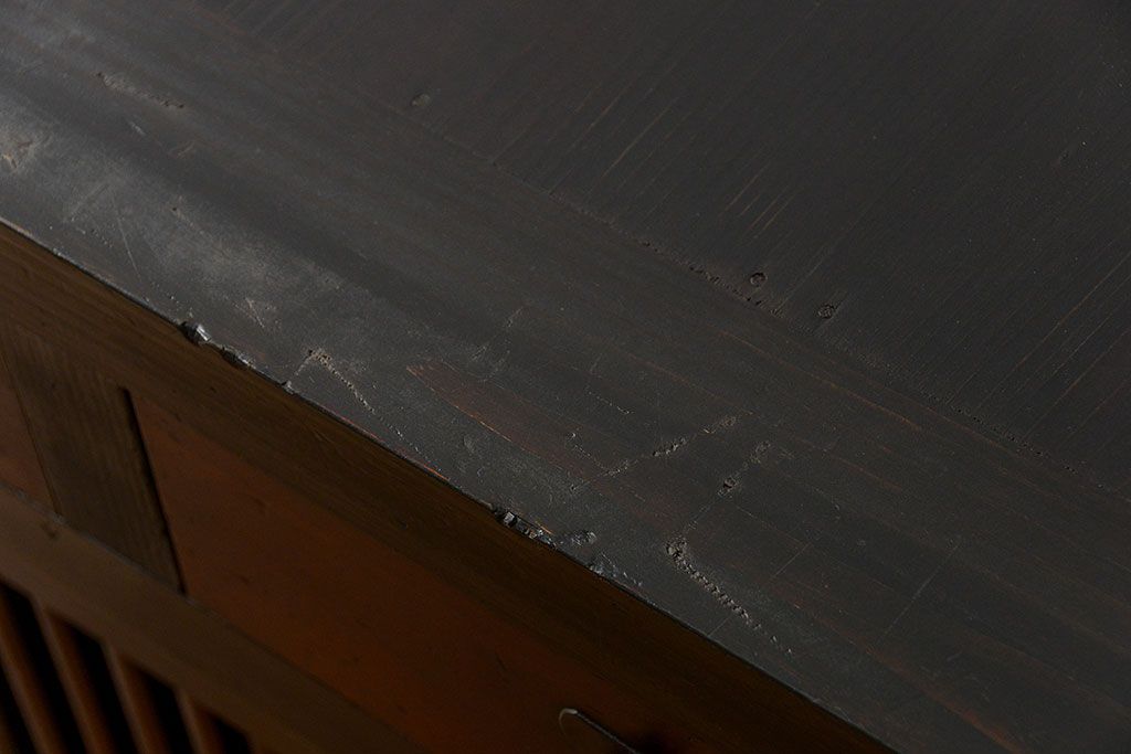 アンティーク家具　古民具・骨董 モダンな引き出し付き縦桟引き戸の重厚なローボード(テレビボード、水屋箪笥、テレビ台、キャビネット、収納棚)