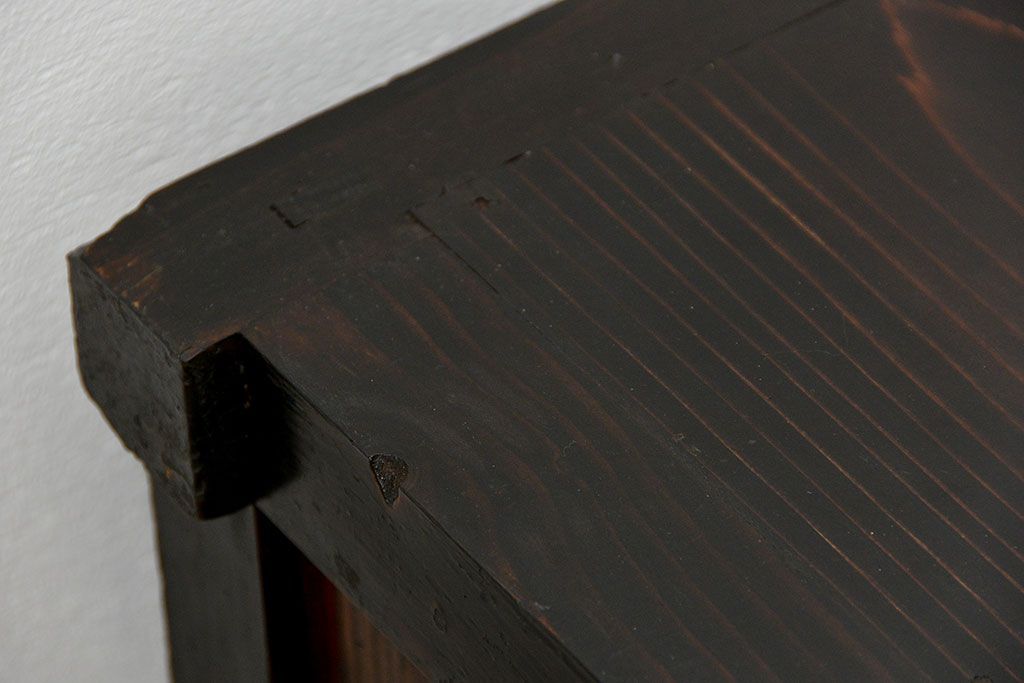 アンティーク家具　古民具・骨董 モダンな引き出し付き縦桟引き戸の重厚なローボード(テレビボード、水屋箪笥、テレビ台、キャビネット、収納棚)