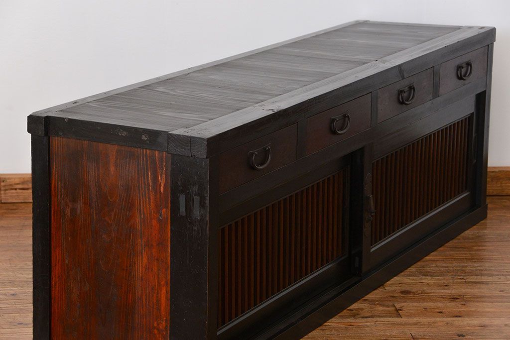アンティーク家具　古民具・骨董 モダンな引き出し付き縦桟引き戸の重厚なローボード(テレビボード、水屋箪笥、テレビ台、キャビネット、収納棚)