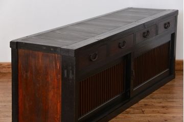 アンティーク家具　古民具・骨董 モダンな引き出し付き縦桟引き戸の重厚なローボード(テレビボード、水屋箪笥、テレビ台、キャビネット、収納棚)