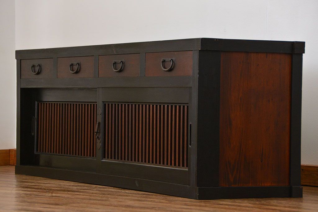 アンティーク家具　古民具・骨董 モダンな引き出し付き縦桟引き戸の重厚なローボード(テレビボード、水屋箪笥、テレビ台、キャビネット、収納棚)