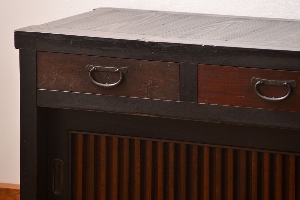 アンティーク家具　古民具・骨董 モダンな引き出し付き縦桟引き戸の重厚なローボード(テレビボード、水屋箪笥、テレビ台、キャビネット、収納棚)