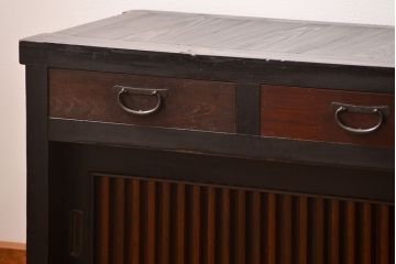 アンティーク家具　古民具・骨董 モダンな引き出し付き縦桟引き戸の重厚なローボード(テレビボード、水屋箪笥、テレビ台、キャビネット、収納棚)