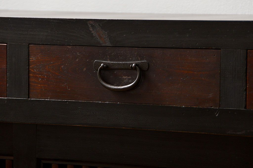 アンティーク家具　古民具・骨董 モダンな引き出し付き縦桟引き戸の重厚なローボード(テレビボード、水屋箪笥、テレビ台、キャビネット、収納棚)