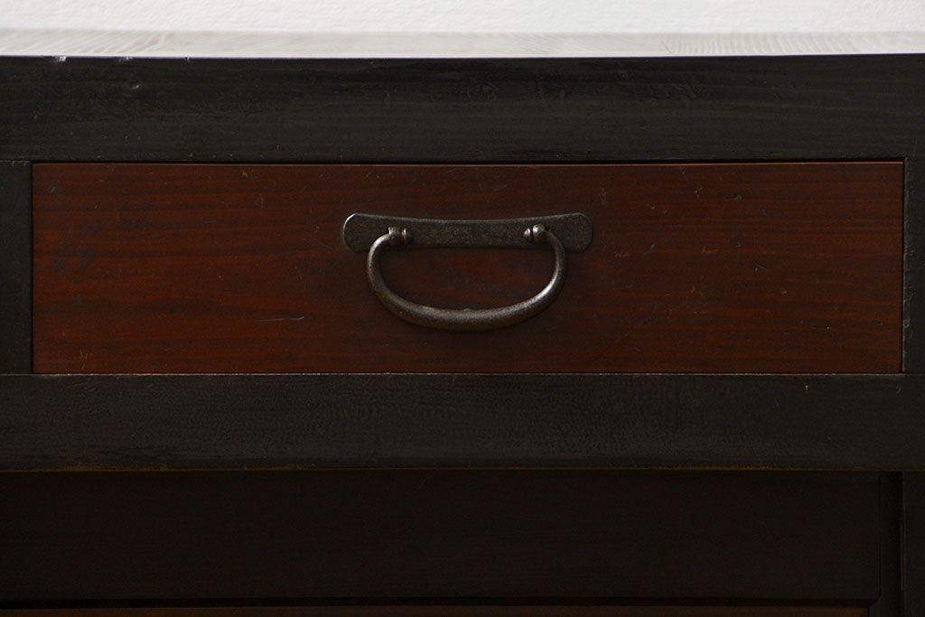 アンティーク家具　古民具・骨董 モダンな引き出し付き縦桟引き戸の重厚なローボード(テレビボード、水屋箪笥、テレビ台、キャビネット、収納棚)