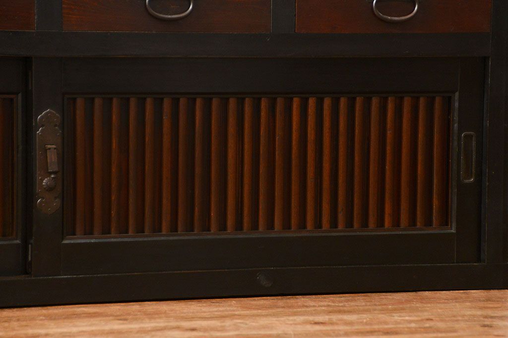 アンティーク家具　古民具・骨董 モダンな引き出し付き縦桟引き戸の重厚なローボード(テレビボード、水屋箪笥、テレビ台、キャビネット、収納棚)