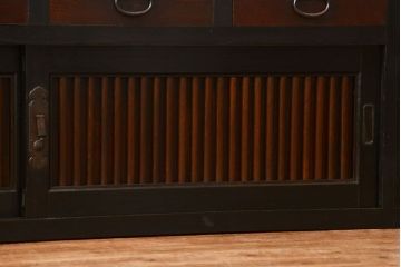 アンティーク家具　古民具・骨董 モダンな引き出し付き縦桟引き戸の重厚なローボード(テレビボード、水屋箪笥、テレビ台、キャビネット、収納棚)