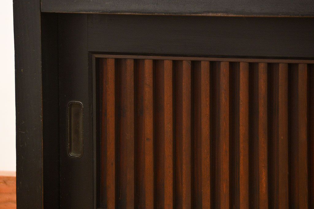 アンティーク家具　古民具・骨董 モダンな引き出し付き縦桟引き戸の重厚なローボード(テレビボード、水屋箪笥、テレビ台、キャビネット、収納棚)