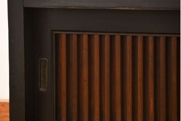 アンティーク家具　古民具・骨董 モダンな引き出し付き縦桟引き戸の重厚なローボード(テレビボード、水屋箪笥、テレビ台、キャビネット、収納棚)