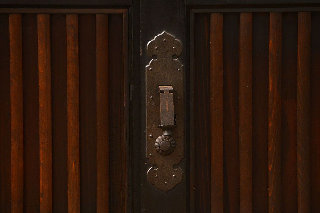 アンティーク家具　古民具・骨董 モダンな引き出し付き縦桟引き戸の重厚なローボード(テレビボード、水屋箪笥、テレビ台、キャビネット、収納棚)