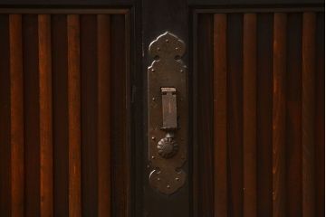 アンティーク家具　古民具・骨董 モダンな引き出し付き縦桟引き戸の重厚なローボード(テレビボード、水屋箪笥、テレビ台、キャビネット、収納棚)