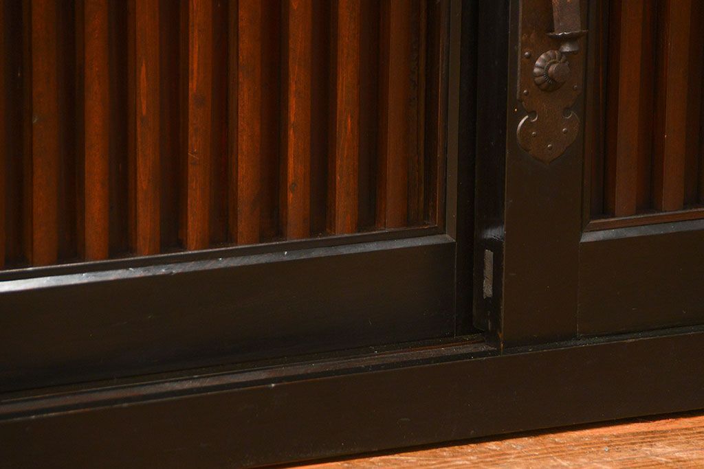 アンティーク家具　古民具・骨董 モダンな引き出し付き縦桟引き戸の重厚なローボード(テレビボード、水屋箪笥、テレビ台、キャビネット、収納棚)