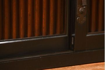 アンティーク家具　古民具・骨董 モダンな引き出し付き縦桟引き戸の重厚なローボード(テレビボード、水屋箪笥、テレビ台、キャビネット、収納棚)