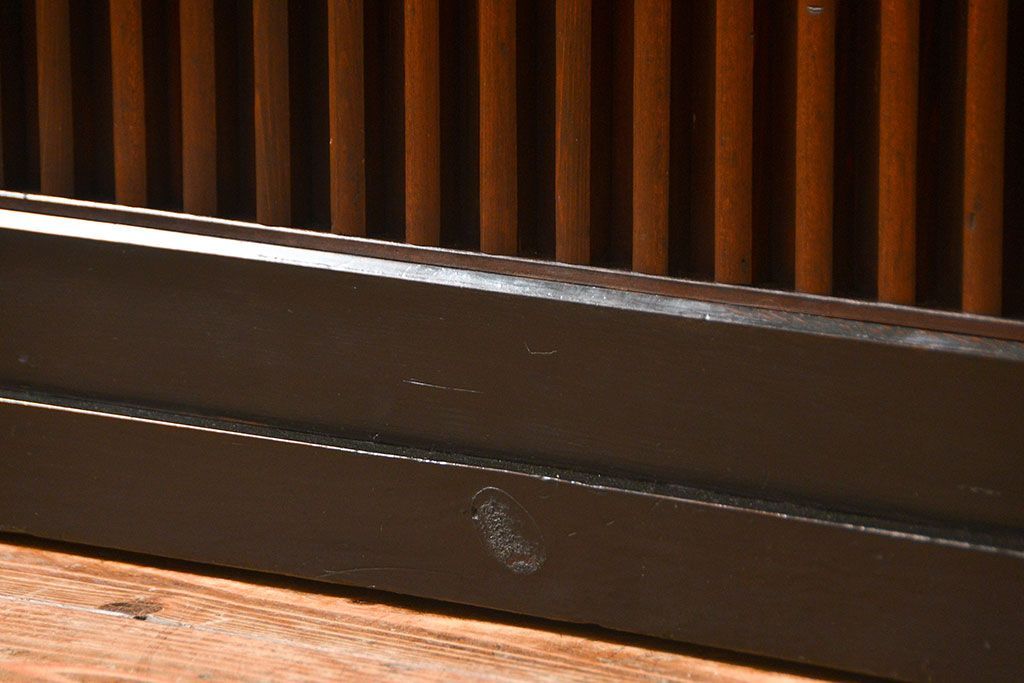 アンティーク家具　古民具・骨董 モダンな引き出し付き縦桟引き戸の重厚なローボード(テレビボード、水屋箪笥、テレビ台、キャビネット、収納棚)