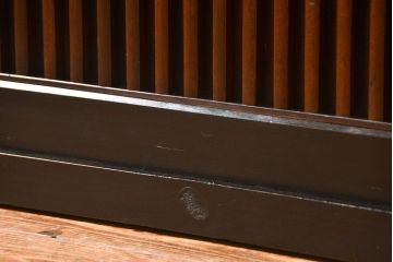アンティーク家具　古民具・骨董 モダンな引き出し付き縦桟引き戸の重厚なローボード(テレビボード、水屋箪笥、テレビ台、キャビネット、収納棚)