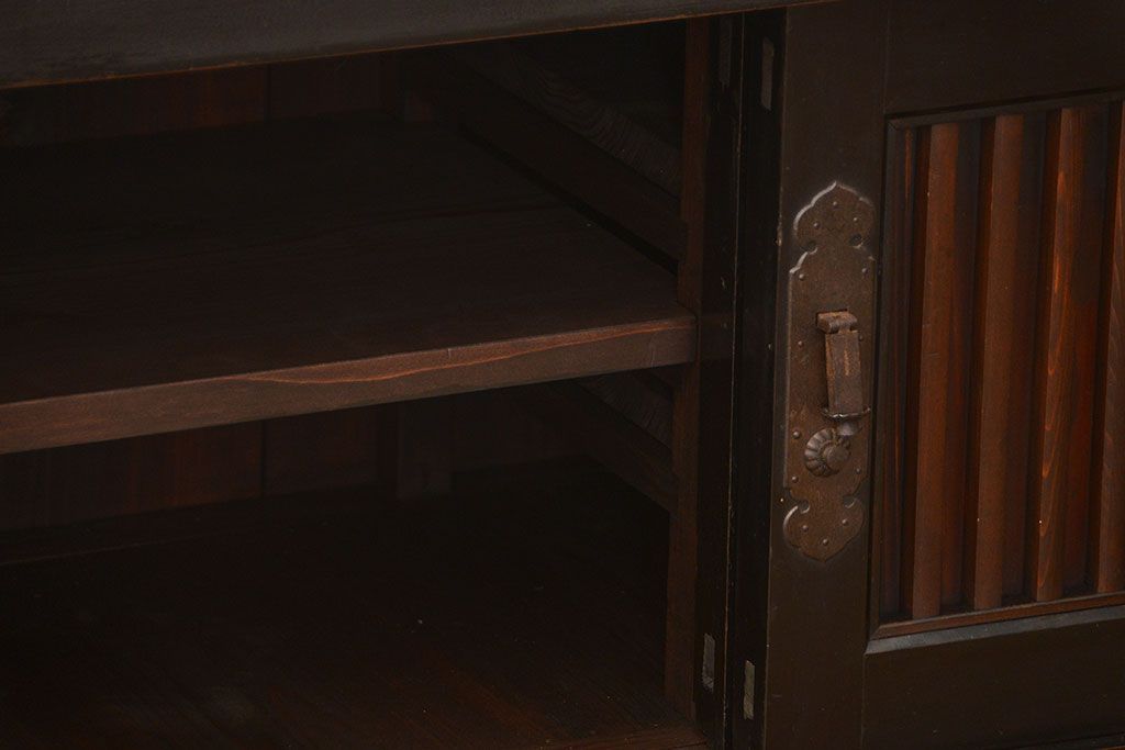 アンティーク家具　古民具・骨董 モダンな引き出し付き縦桟引き戸の重厚なローボード(テレビボード、水屋箪笥、テレビ台、キャビネット、収納棚)