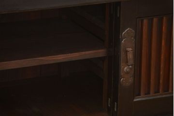 アンティーク家具　古民具・骨董 モダンな引き出し付き縦桟引き戸の重厚なローボード(テレビボード、水屋箪笥、テレビ台、キャビネット、収納棚)