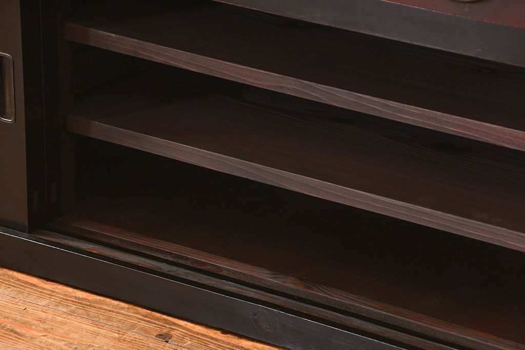 アンティーク家具　古民具・骨董 モダンな引き出し付き縦桟引き戸の重厚なローボード(テレビボード、水屋箪笥、テレビ台、キャビネット、収納棚)