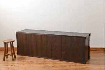 アンティーク家具　古民具・骨董 モダンな引き出し付き縦桟引き戸の重厚なローボード(テレビボード、水屋箪笥、テレビ台、キャビネット、収納棚)
