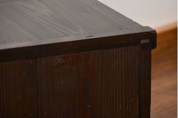 アンティーク家具　古民具・骨董 モダンな引き出し付き縦桟引き戸の重厚なローボード(テレビボード、水屋箪笥、テレビ台、キャビネット、収納棚)