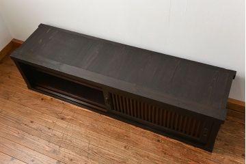 アンティーク家具　古民具・骨董 モダンでシックな縦桟引き戸ローボード(水屋箪笥、テレビボード、テレビ台、キャビネット、収納棚)