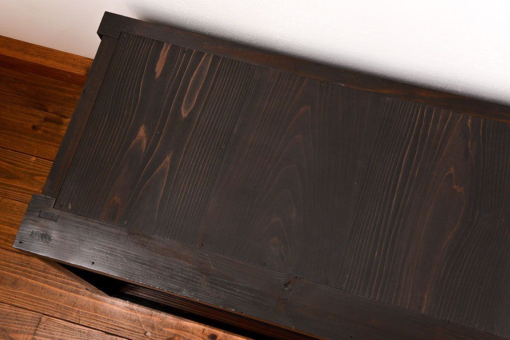 アンティーク家具　古民具・骨董 モダンでシックな縦桟引き戸ローボード(水屋箪笥、テレビボード、テレビ台、キャビネット、収納棚)