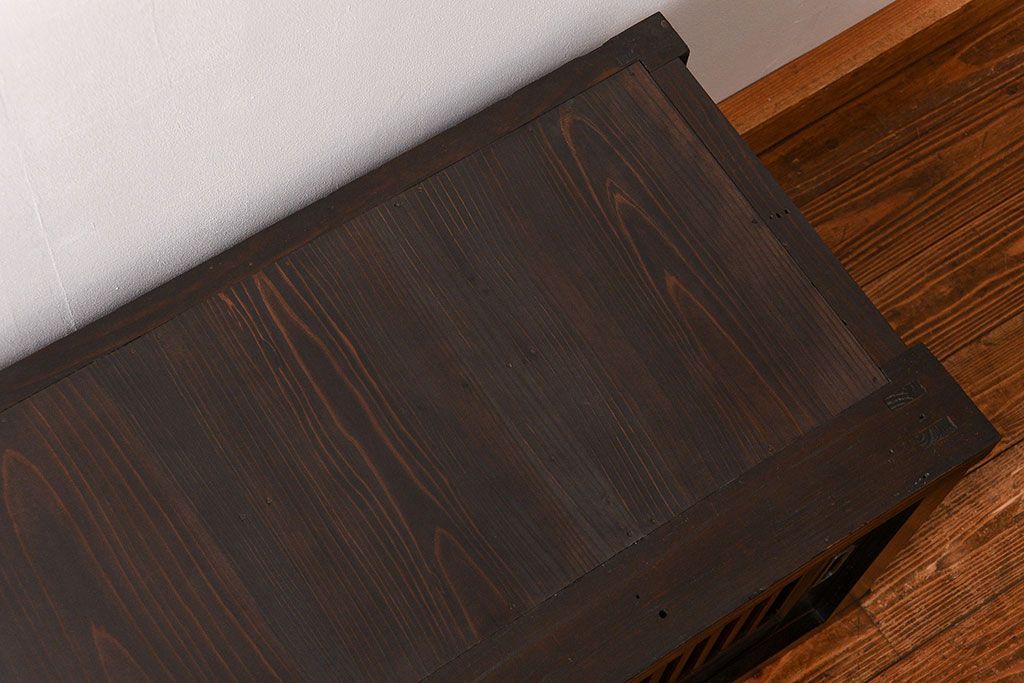 アンティーク家具　古民具・骨董 モダンでシックな縦桟引き戸ローボード(水屋箪笥、テレビボード、テレビ台、キャビネット、収納棚)