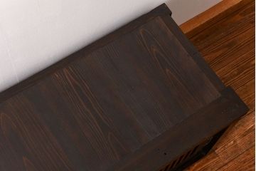 アンティーク家具　古民具・骨董 モダンでシックな縦桟引き戸ローボード(水屋箪笥、テレビボード、テレビ台、キャビネット、収納棚)