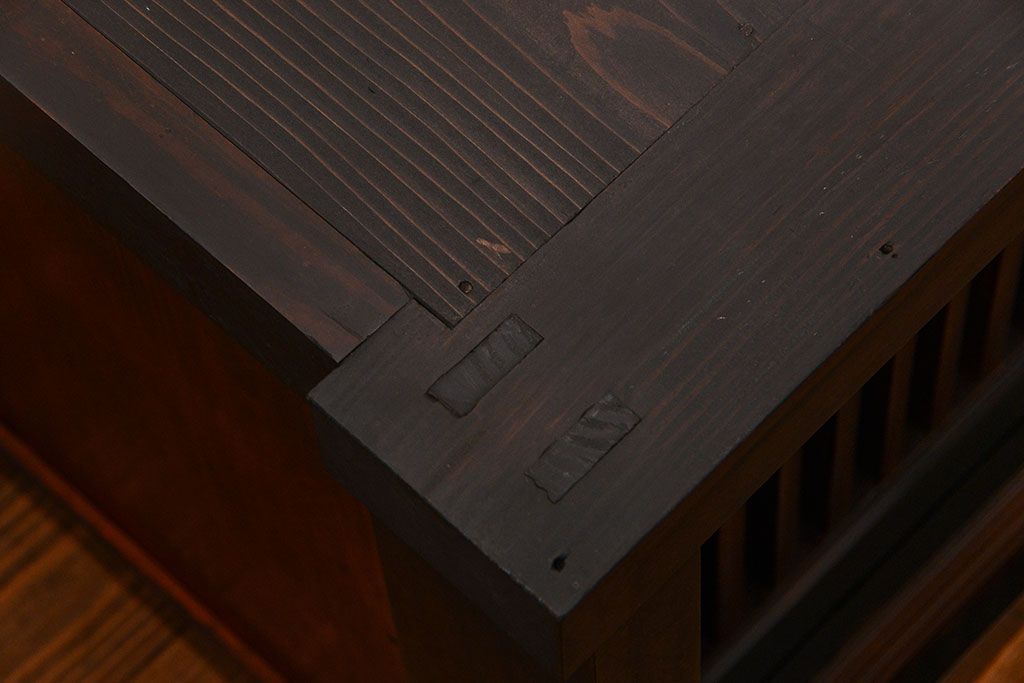 アンティーク家具　古民具・骨董 モダンでシックな縦桟引き戸ローボード(水屋箪笥、テレビボード、テレビ台、キャビネット、収納棚)