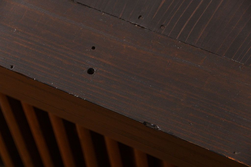 アンティーク家具　古民具・骨董 モダンでシックな縦桟引き戸ローボード(水屋箪笥、テレビボード、テレビ台、キャビネット、収納棚)