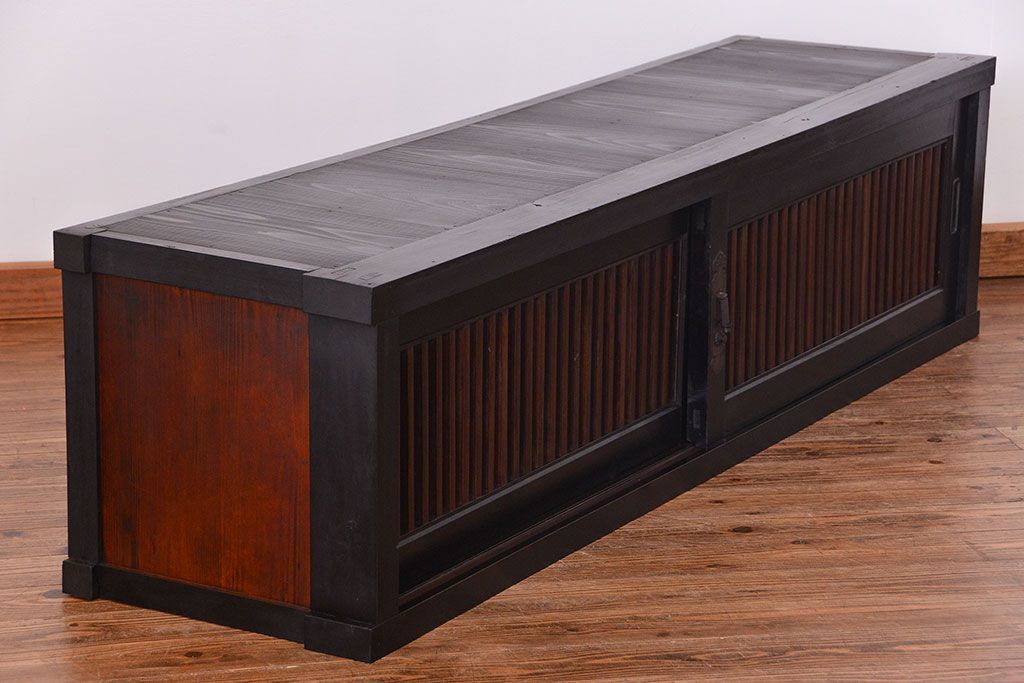 アンティーク家具　古民具・骨董 モダンでシックな縦桟引き戸ローボード(水屋箪笥、テレビボード、テレビ台、キャビネット、収納棚)