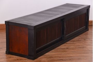 アンティーク家具　古民具・骨董 モダンでシックな縦桟引き戸ローボード(水屋箪笥、テレビボード、テレビ台、キャビネット、収納棚)