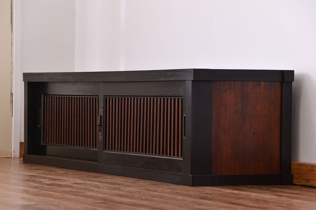 アンティーク家具　古民具・骨董 モダンでシックな縦桟引き戸ローボード(水屋箪笥、テレビボード、テレビ台、キャビネット、収納棚)