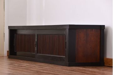 アンティーク家具　古民具・骨董 モダンでシックな縦桟引き戸ローボード(水屋箪笥、テレビボード、テレビ台、キャビネット、収納棚)