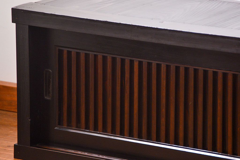 アンティーク家具　古民具・骨董 モダンでシックな縦桟引き戸ローボード(水屋箪笥、テレビボード、テレビ台、キャビネット、収納棚)